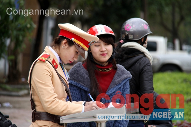 Đội CSGT Công an TP Vinh xử lý người tham gia giao thông vi phạm