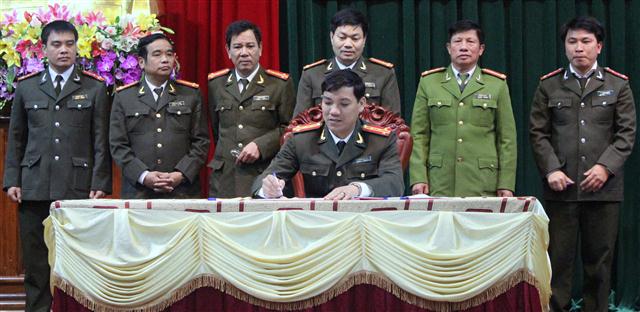 Đại diện lãnh đạo Công an các đơn vị, địa phương ký cam kết thực hiện tốt kế hoạch phòng, chống các hành vi vi phạm về pháo trong dịp Tết Nguyên đán Ất Mùi 2015
