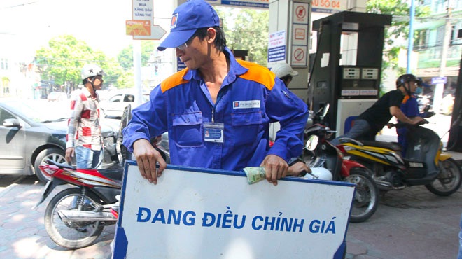 Xăng sinh học E5Ron 92 giảm 300 đồng/1 lít từ chiều 5/2.