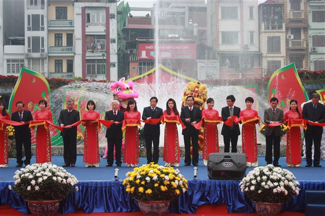 Cắt băng khai mạc Hội báo Xuân toàn quốc 2015