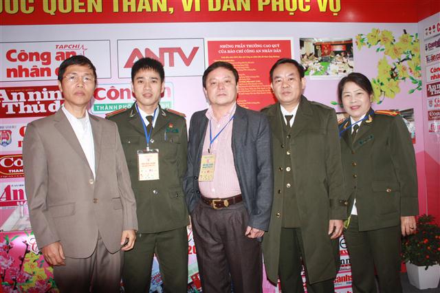 Lãnh đạo báo Công an Nghệ An cùng độc giả chụp ảnh lưu niệm tại Hội báo