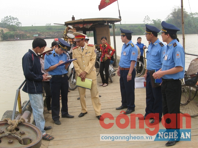 Cảnh sát đường thủy phối hợp với các cơ quan chức năng kiểm tra, xử lý  các trường hợp vi phạm