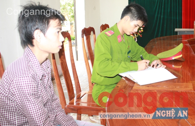  Cán bộ Tổ Cảnh sát Đồn Công an Bản Vẽ gọi hỏi, lấy lời khai đối tượng vi phạm