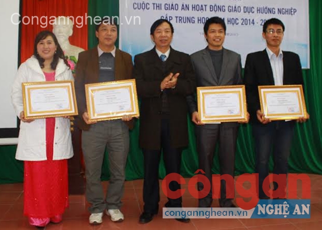 Trao giải cuộc thi giáo án hoạt động giáo dục hướng nghiệp trung học cho các cá nhân đạt giải