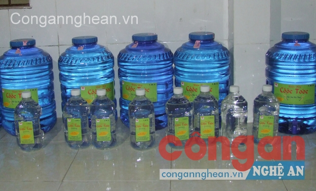 Rượu của cơ sở này được đóng vào  các can lớn để tiêu thụ
