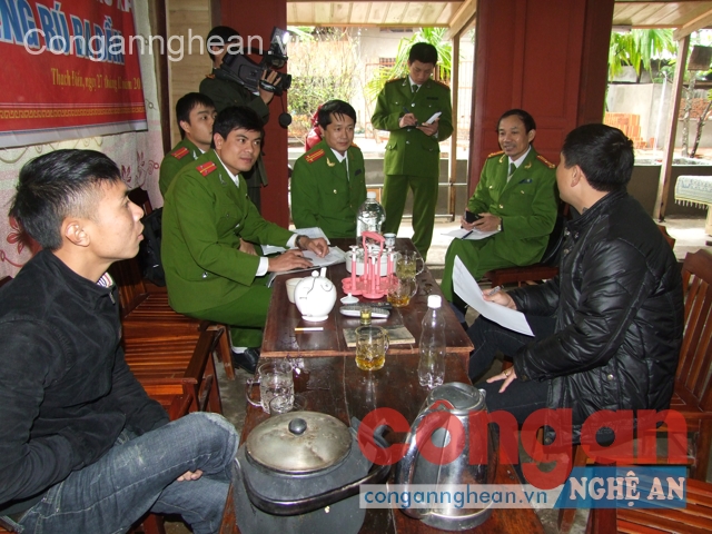 Đoàn công tác lập biên bản vi phạm  đối với cơ sở sản xuất rượu