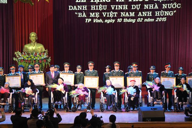 Thừa uỷ quyền của Chủ tịch Nước, đồng chí Nguyễn Xuân Đường – Phó Bí thư Tỉnh ủy, Chủ tịch UBND tỉnh đã trao danh hiệu Mẹ Việt Nam anh hùng và tặng quà cho 10 Mẹ còn sống.
