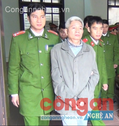 Dẫn giải bị cáo Trần Quang Anh Dũng 