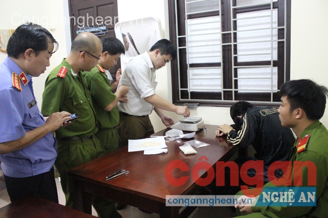Cơ quan chức năng tiến hành giám định tang vật trong một vụ án về ma túy