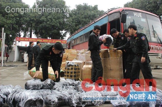 Lực lượng Cảnh sát Cơ động tịch thu số hàng lậu
