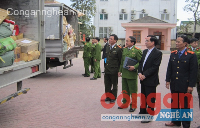 Lực lượng Cảnh sát ĐTTP về TTQL kinh tế và chức vụ Công an tỉnh phá Chuyên án 124G, bắt 7 đối tượng, thu hơn 15 tấn hàng giả