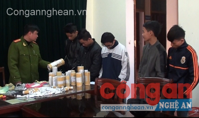 Các học sinh chế tạo pháo tại cơ quan công an