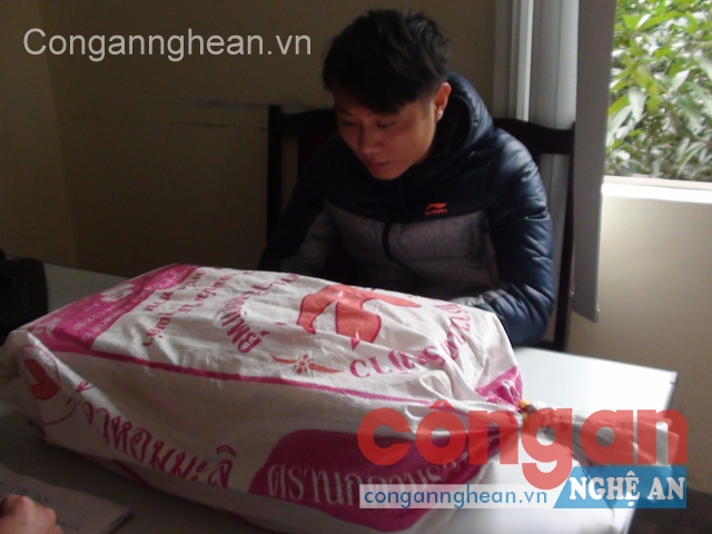 Đối tượng Trần Việt Phương cùng tang vật