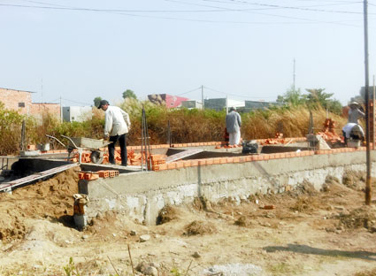 Công trình nhà ở đối diện nhà 1514/15/17A đường 30-4 (phường 12, TP. Vũng Tàu) đã có quyết định đình chỉ thi công của UBND phường nhưng chủ nhà vẫn tiếp tục xây dựng.