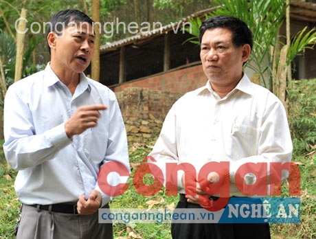 Ông Cao Huy Khôi đang trình bày ý tưởng trong dịp đồng chí Hồ Đức Phớc, Bí thư Tỉnh ủy về thăm trang trại