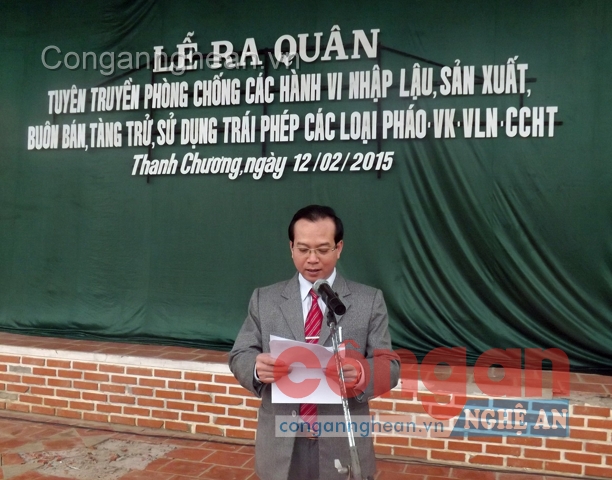 Đồng chí Nguyễn Văn Quế, Phó Chủ tịch UBND huyện Thanh Chương phát biểu tại lễ ra quân