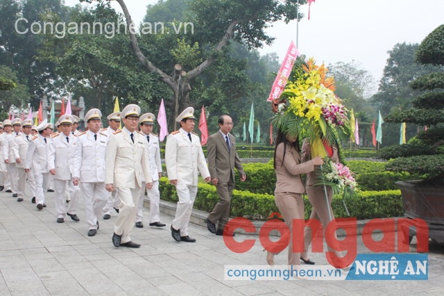 Dang hoa tại Khu di tích Kiem Liên