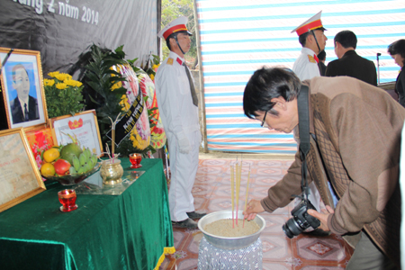 Nhà báo Văn Hiền thắp hương cho liệt sĩ, nhà báo Trần Văn Thông, nhân vật mà ông từng cất công đi tìm chứng cứ chứng minh sự hy sinh của nhà báo này xứng đáng được tôn vinh liệt sĩ