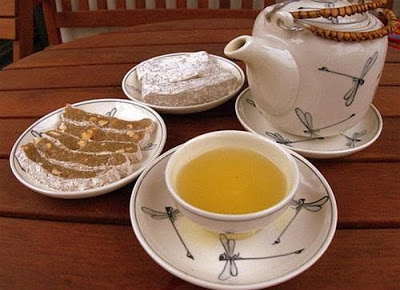 Thưởng thức chả lam cùng trà nóng