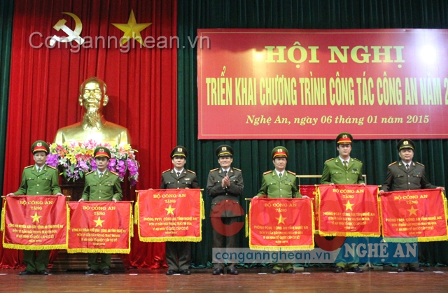 Công an huyện Anh Sơn (ngoài cùng bên trái ) nhận Cờ “Đơn vị dẫn đầu phong trào thi đua Vì an ninh Tổ quốc cấp cơ sở năm 2014” của Bộ Công an