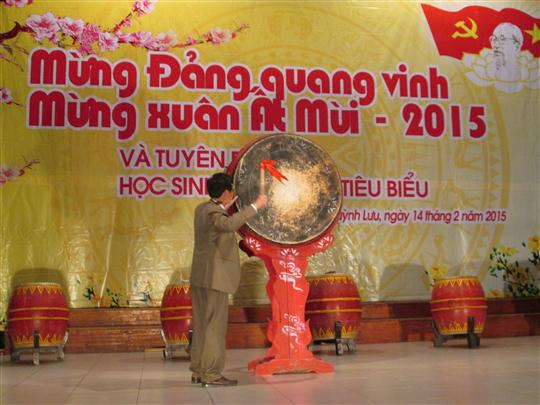 Đồng chí Hoàng Danh Lai – chủ tịch UBND huyện đánh trống khai xuân