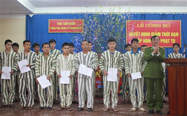 Trao quyết định giảm án cho các phạm nhân