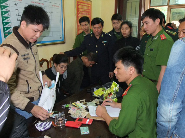 Khám xét các đối tượng mua bán trái phép chất ma túy