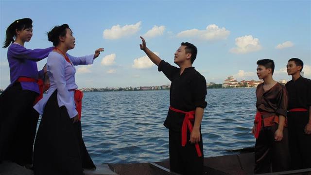Lê Thanh Phong biểu diễn cùng các thành viên trong CLB