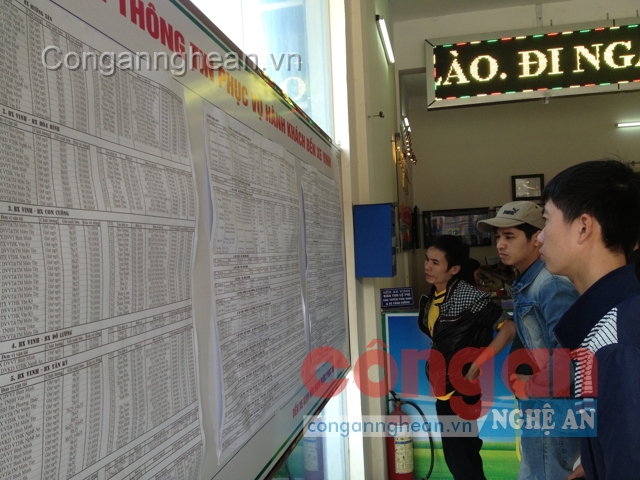 Giá vé thực tế có khi bị “hét” lên gấp đôi so với giá niêm yết công khai trên bảng khiến hành khách “méo mặt”