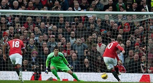 Rooney mở tỷ số từ chấm phạt đền