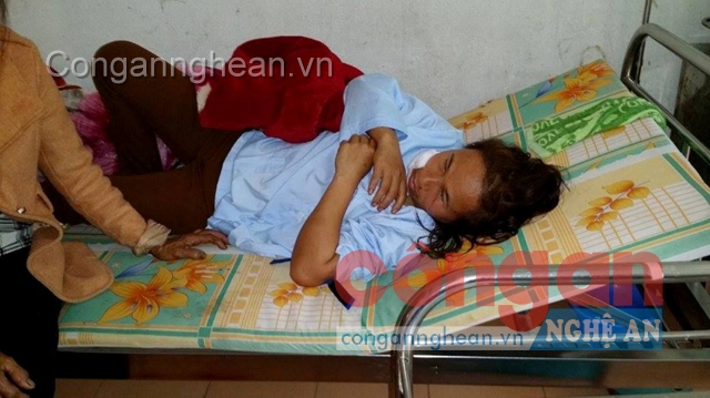 Chị Anh đang điều trị tại bệnh viện sau khi lĩnh 11 nhát dao của chồng cũ