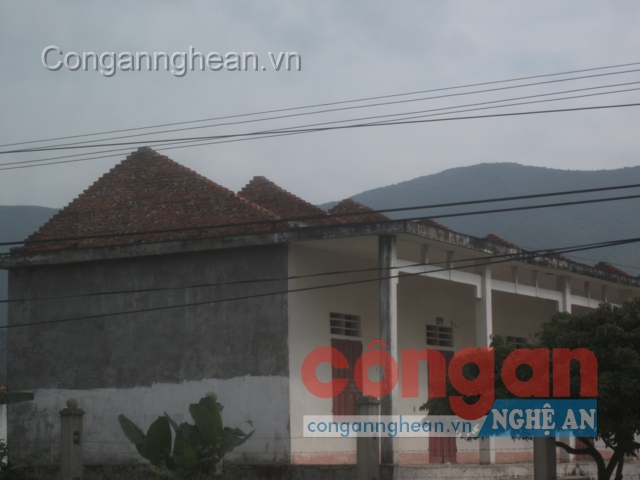 Phòng học bị bão làm tốc mái thành phòng hoang