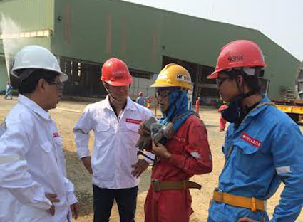 Cán bộ Đoàn kiểm tra Liên ngành tỉnh kiểm tra thiết bị bảo hộ lao động của công nhân Công ty TNHH Đóng tàu và Cơ khí Hàng hải (KCN Đông Xuyên, TP. Vũng Tàu).