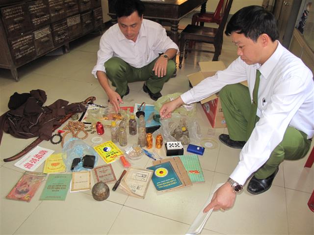 Một số  đồ nghề lừa đảo bị Công an thu giữ