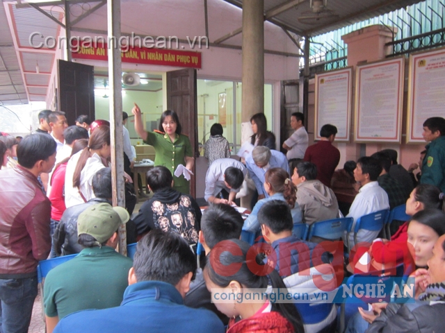 “Bộ phận một cửa” Công an Nghệ An nhận hồ sơ làm CMND của người dân