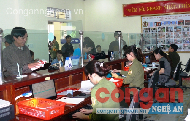 Cán bộ Phòng QLXNC tiếp nhận, hướng dẫn người dân làm thủ tục cấp, đổi hộ chiếu