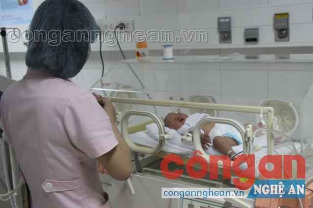 Điều dưỡng theo dõi bé trai 24/24h