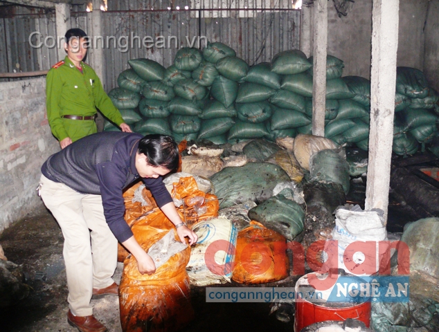 Số mỡ đã được sơ chế tập kết để đưa đi tiêu thụ bị lực lượng chức năng phát hiện