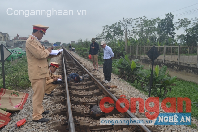 CSGT khám nghiệm hiện trường
