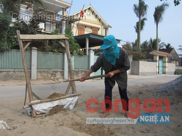 Nhiều phụ nữ tìm đến nghề phụ hồ để mưu sinh