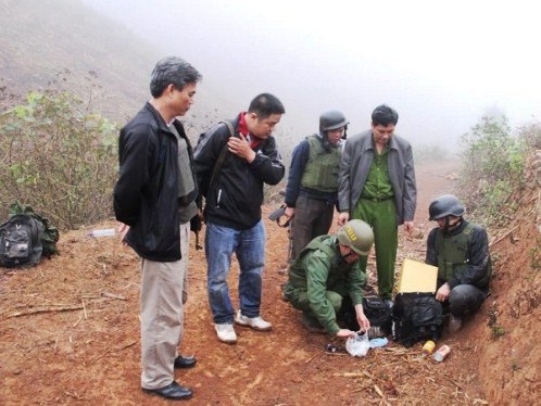 Lực lượng chức năng kiểm tra tang vật tại hiện trường vụ án. (Ảnh do Công an tỉnh Sơn La cung cấp)