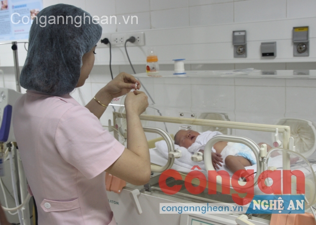 Cháu bé tự bú bình, mọi chỉ số sức khỏe đều ổn định