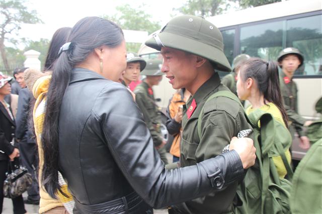 Chín sĩ lưu luyến khi xã gia đình lên đường nhập ngũ