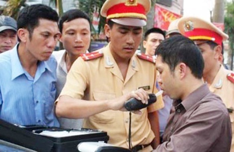 CSGT kiểm tra nồng độ cồn của người tham gia giao thông.