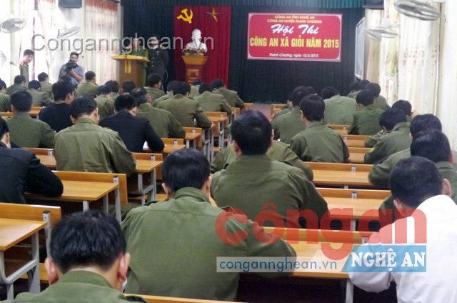 Các thí sinh tham gia phần thi viết