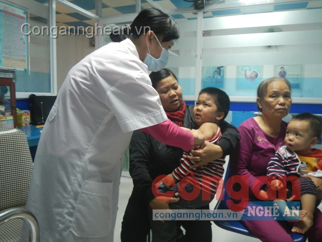Người dân có tâm lý chờ tiêm dịch vụ để có loại vắc-xin tốt hơn nên xảy ra tình trạng cung không đủ cầu