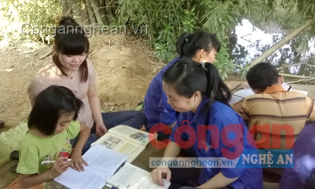 Các bạn sinh viên đang chăm chú giảng bài cho các em