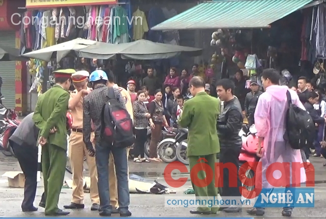 Lực lượng chức năng khám nghiệm hiện trường vụ tai nạn