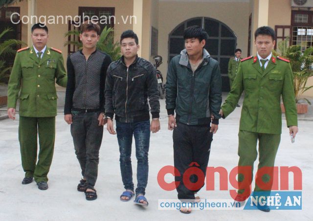 Công an Diễn Châu dẫn giải các đối tượng trong vụ án cướp tài sản của tài xế taxi về quy án