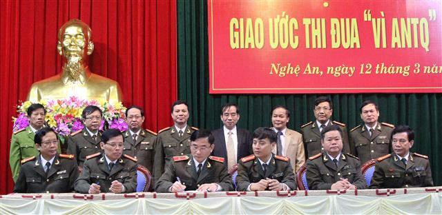 Đại diện lãnh đạo Công an 6 tỉnh ký kết các nội dung giao ước thi đua năm 2015